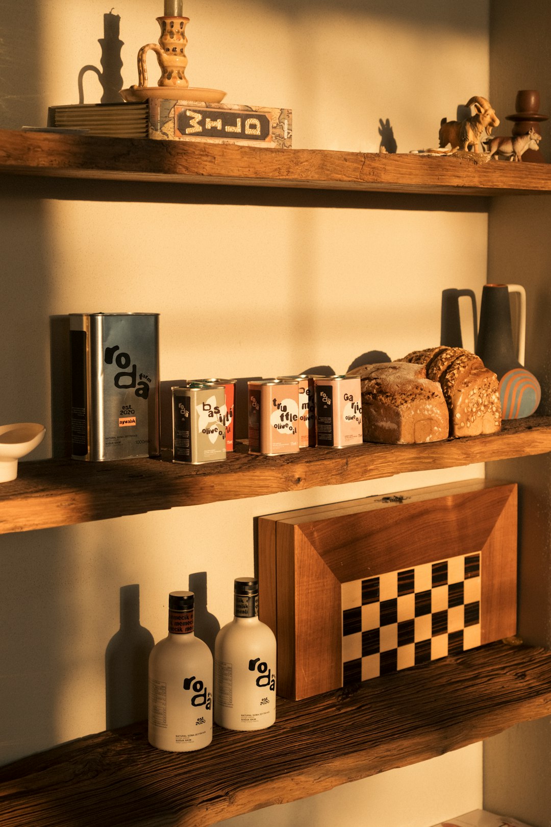 bottles-of-olive-oil-and-loaves-of-bread-on-shelves-m-f0e-q5enq